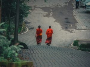 Les deux moines et la femme